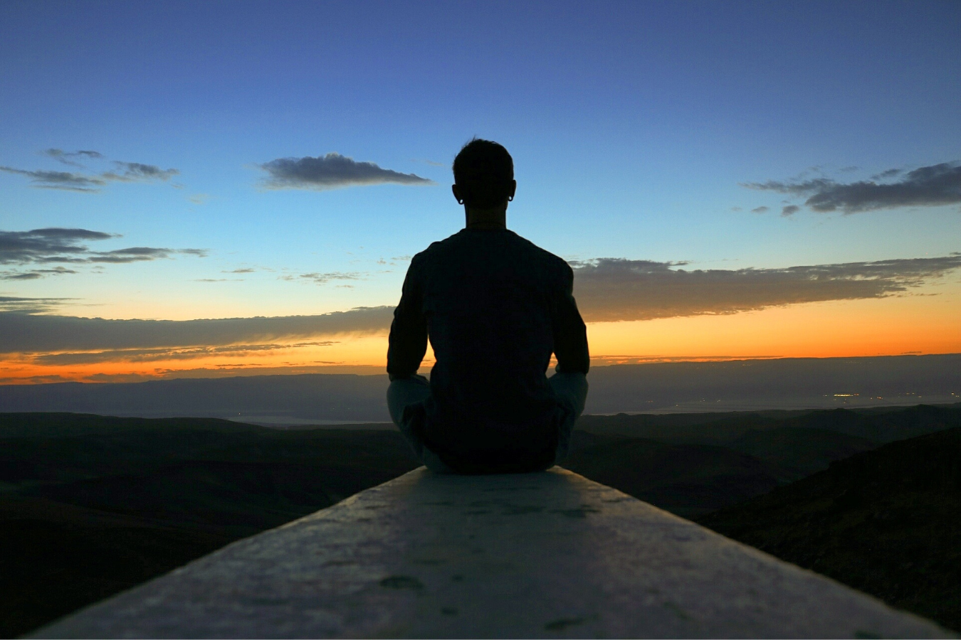 Meditação e contemplação ao por do sol